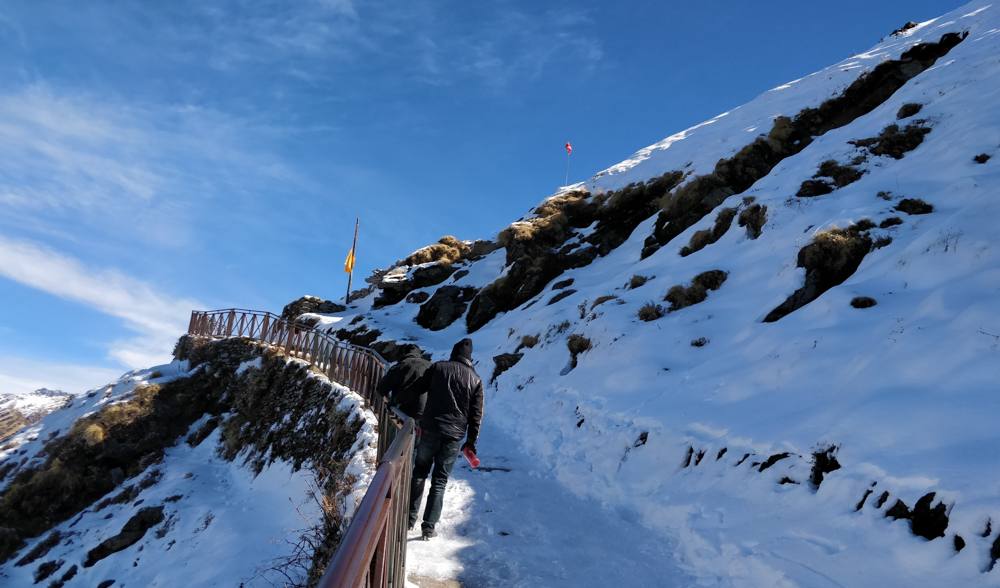 Tungnath trek winter time view clear sky snow all around.